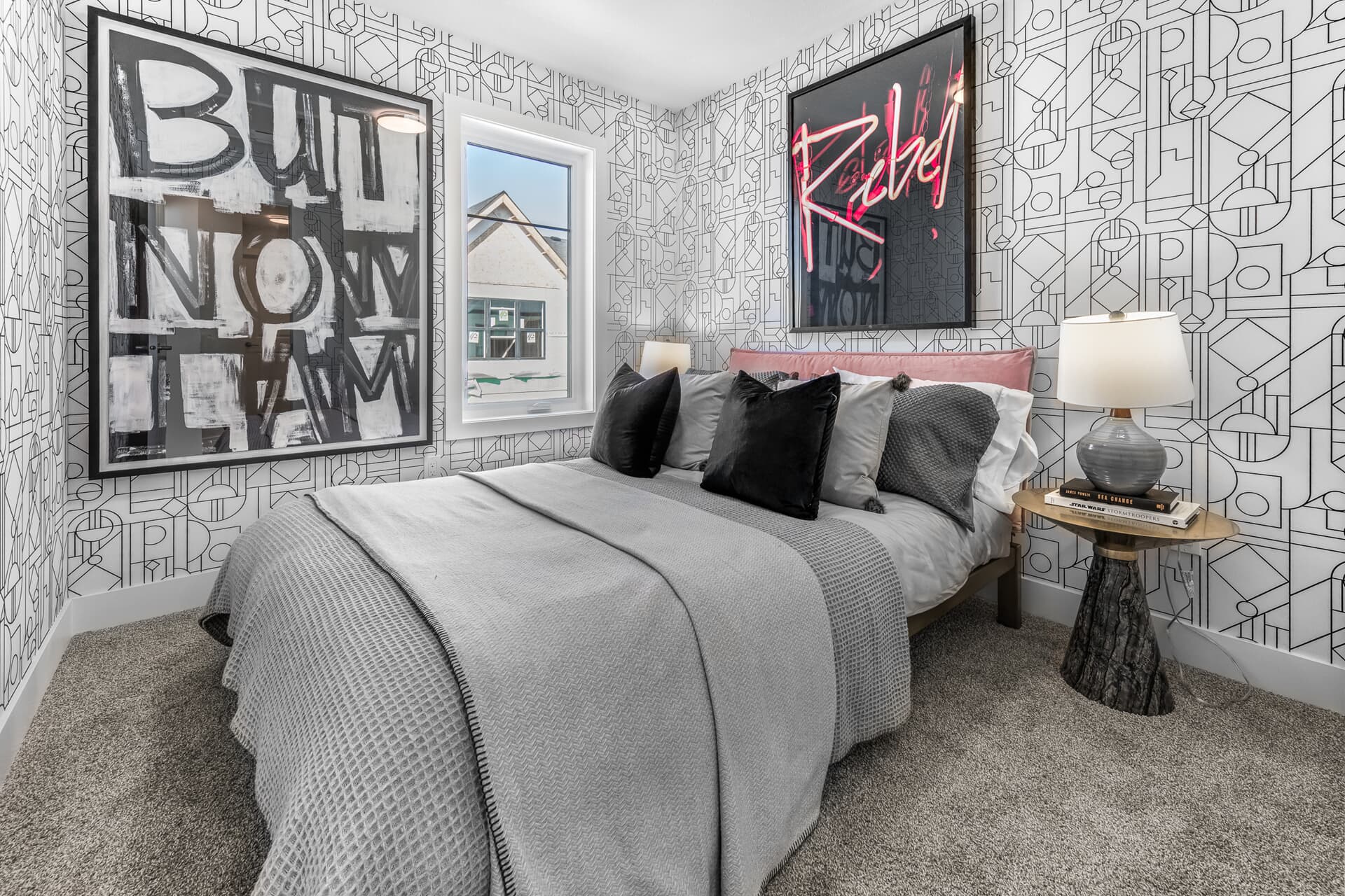 A bedroom in The Everly