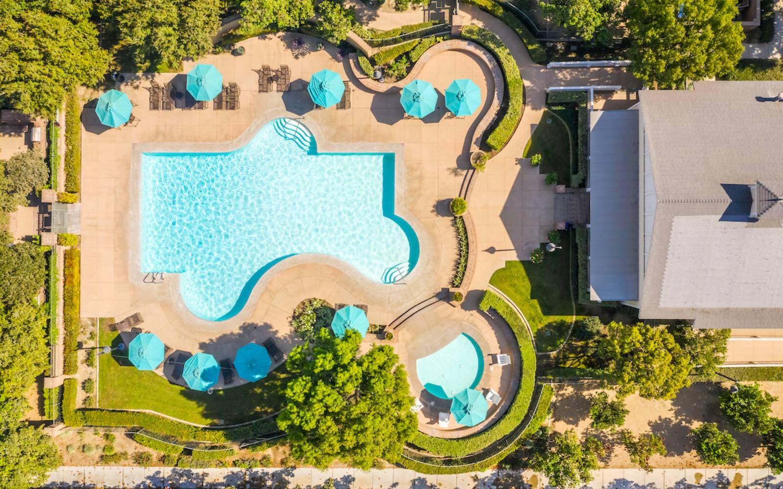 Clubhouse and Pool at Pinheiro Park in Edenglen Ontario