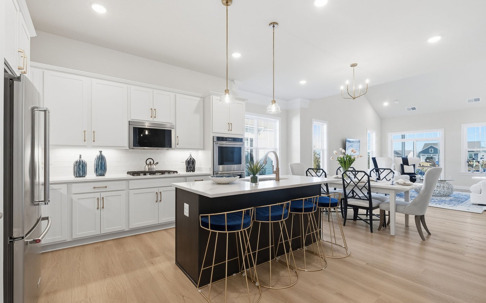 The kitchen and dining room of the Chagall.