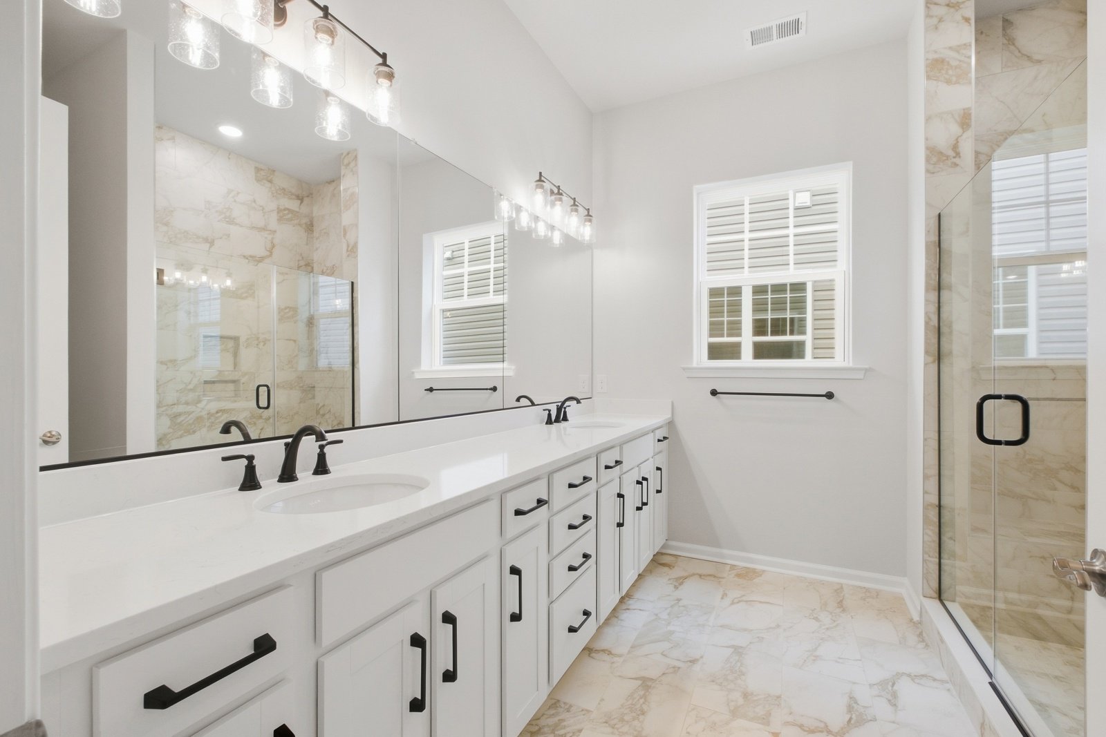 The main level primary bathroom of the Savoy II on homesite 989.
