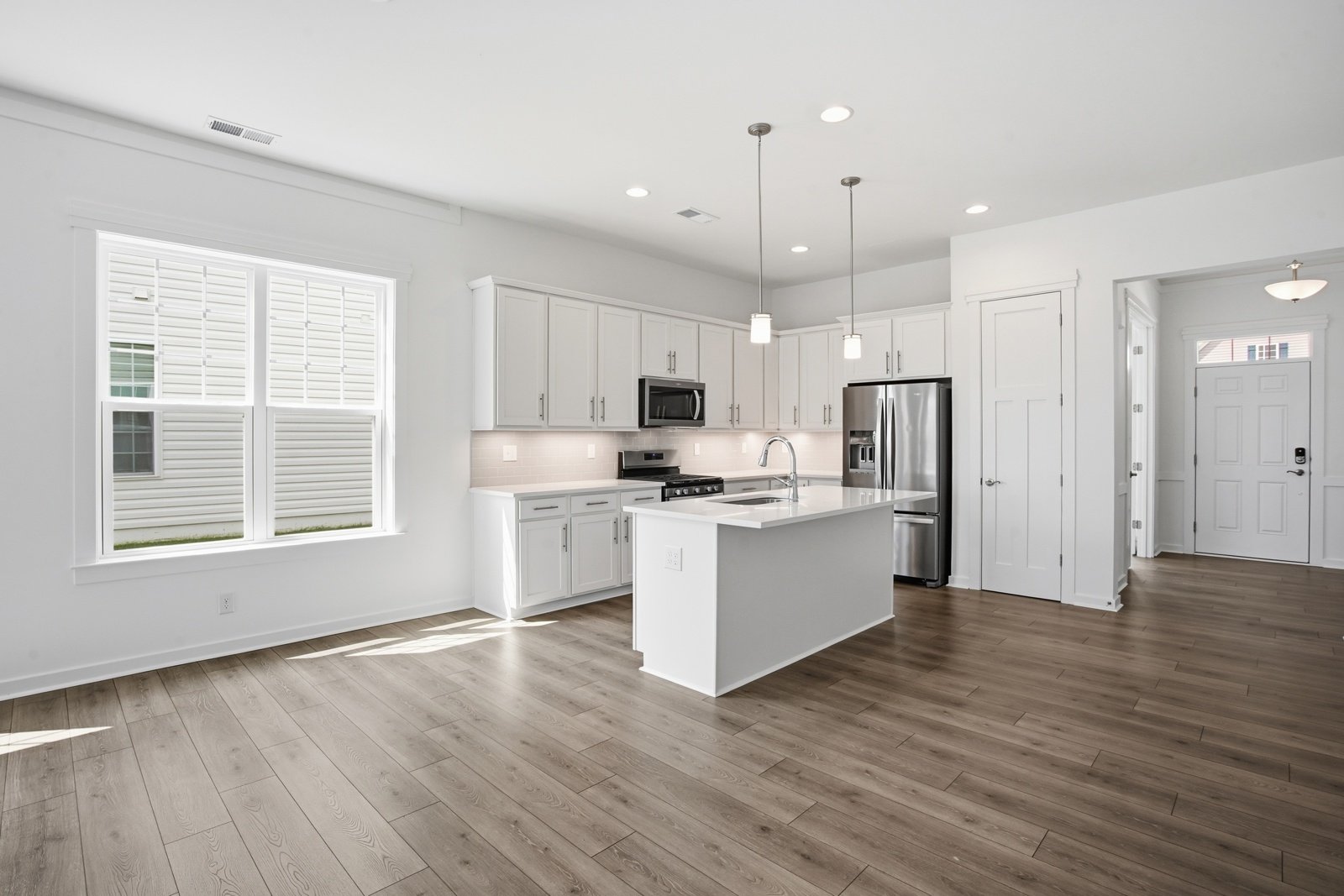 The kitchen and breakfast area of the Picasso on homesite 991.