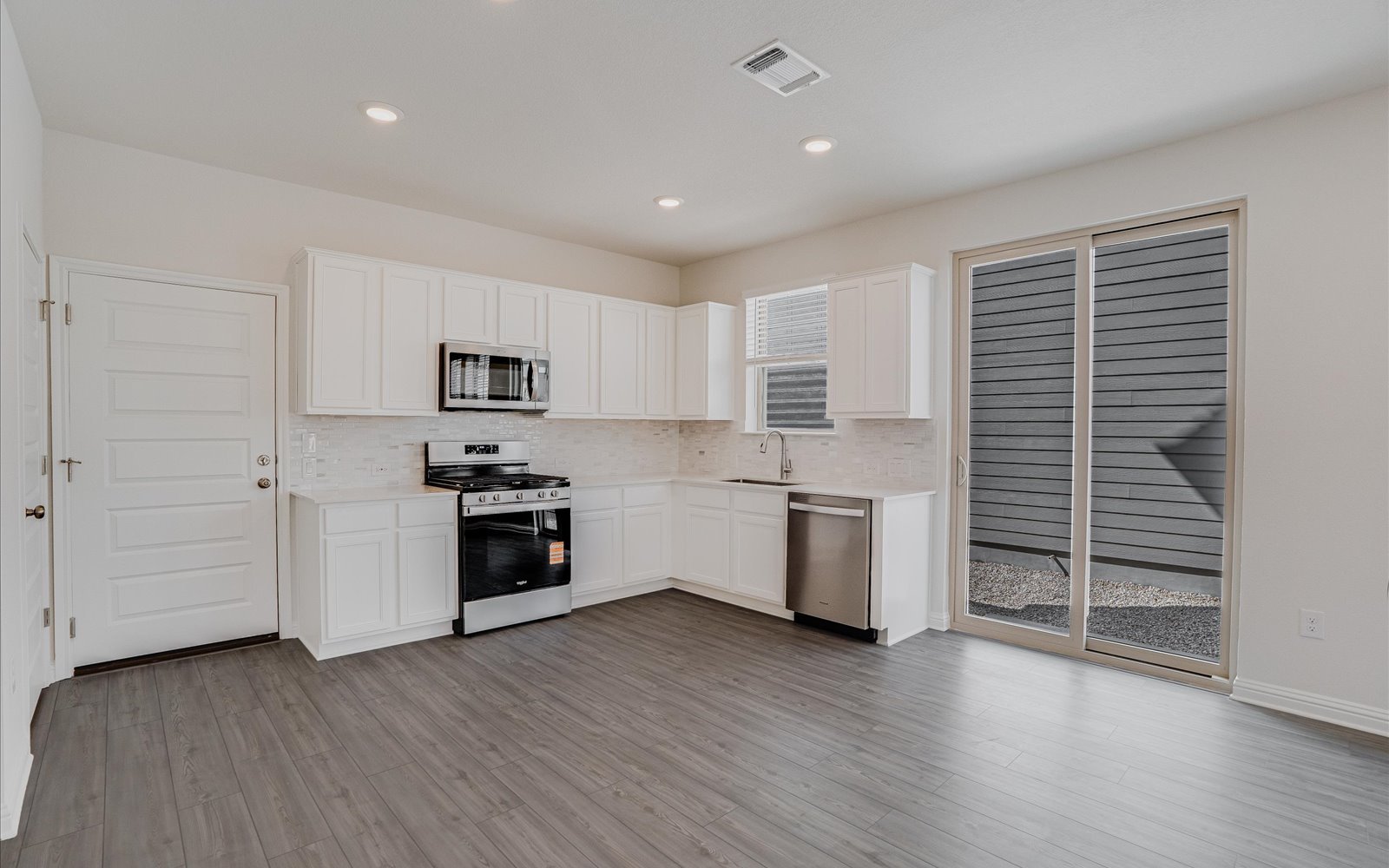 8208 Springsteen Kitchen