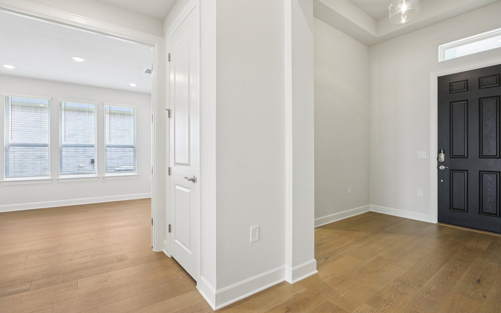 1520 Dancing Oak Lane Hallway