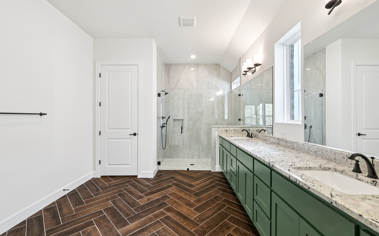 1616 Dancing Oak Lane Main Bathroom