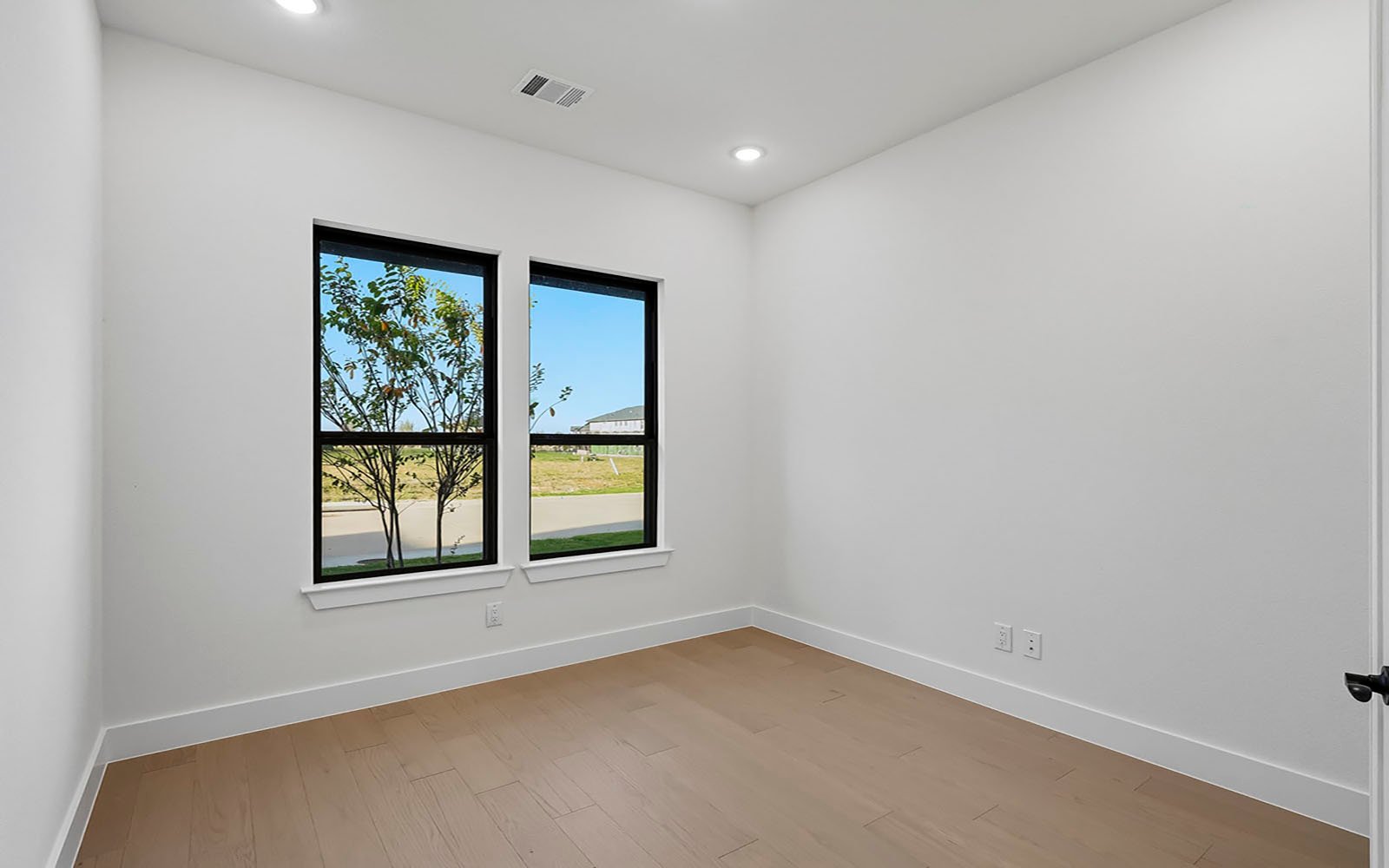 15643 Violet Ln Room