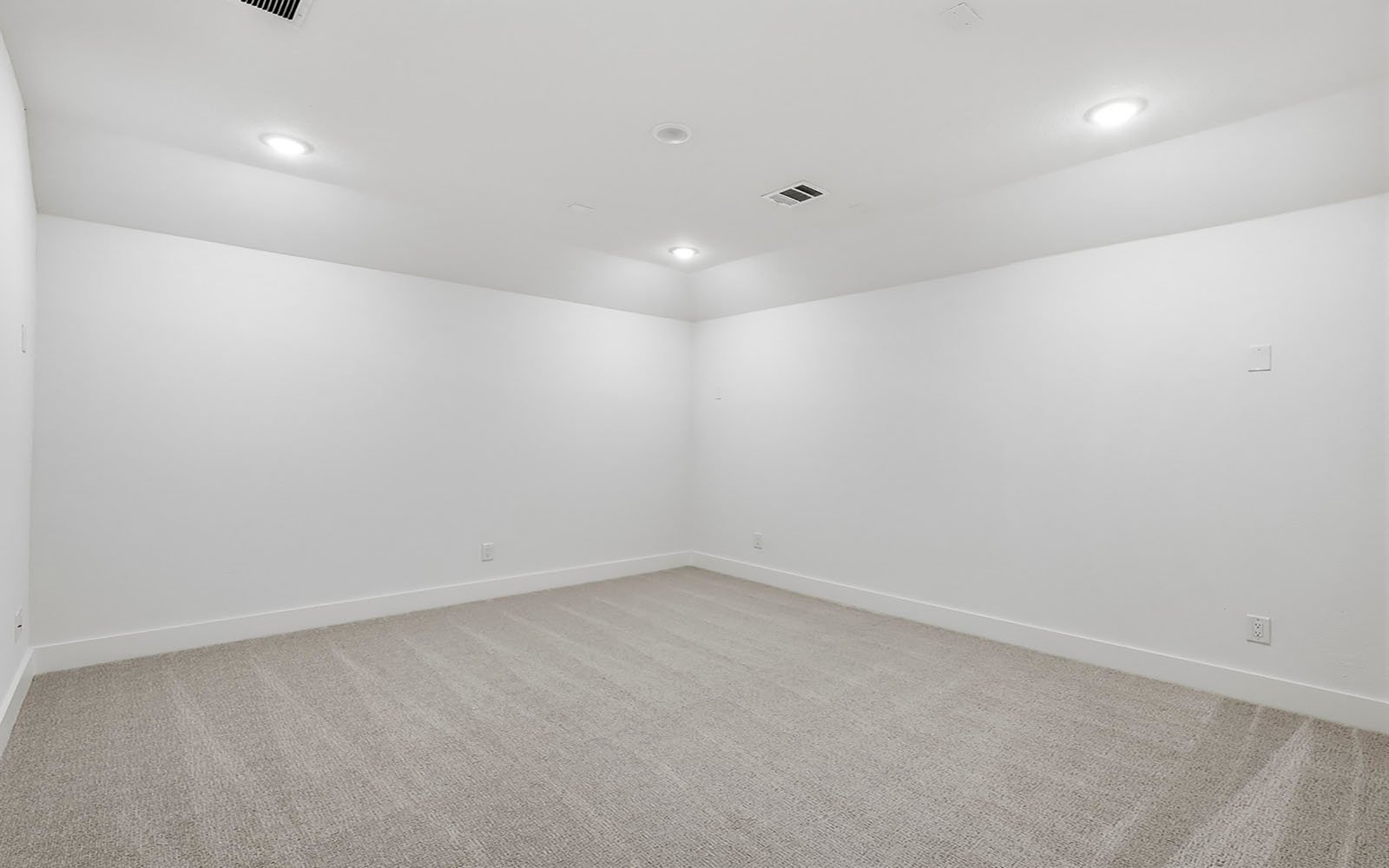15643 Violet Ln Room