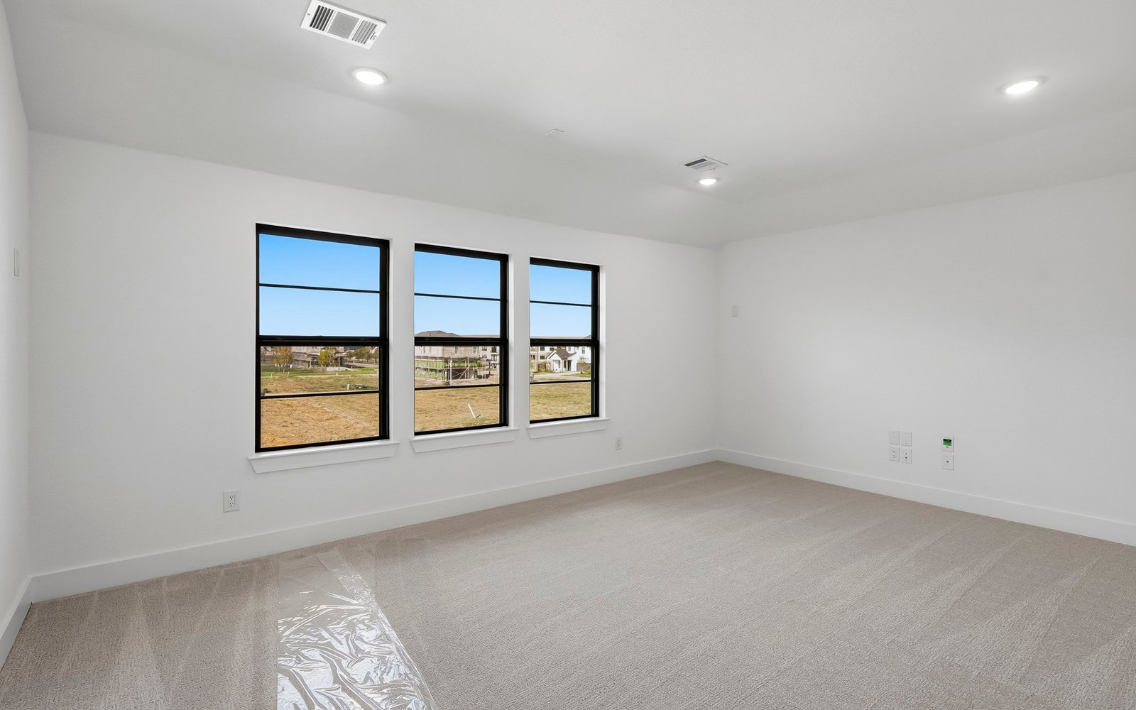 15663 Violet Ln Room