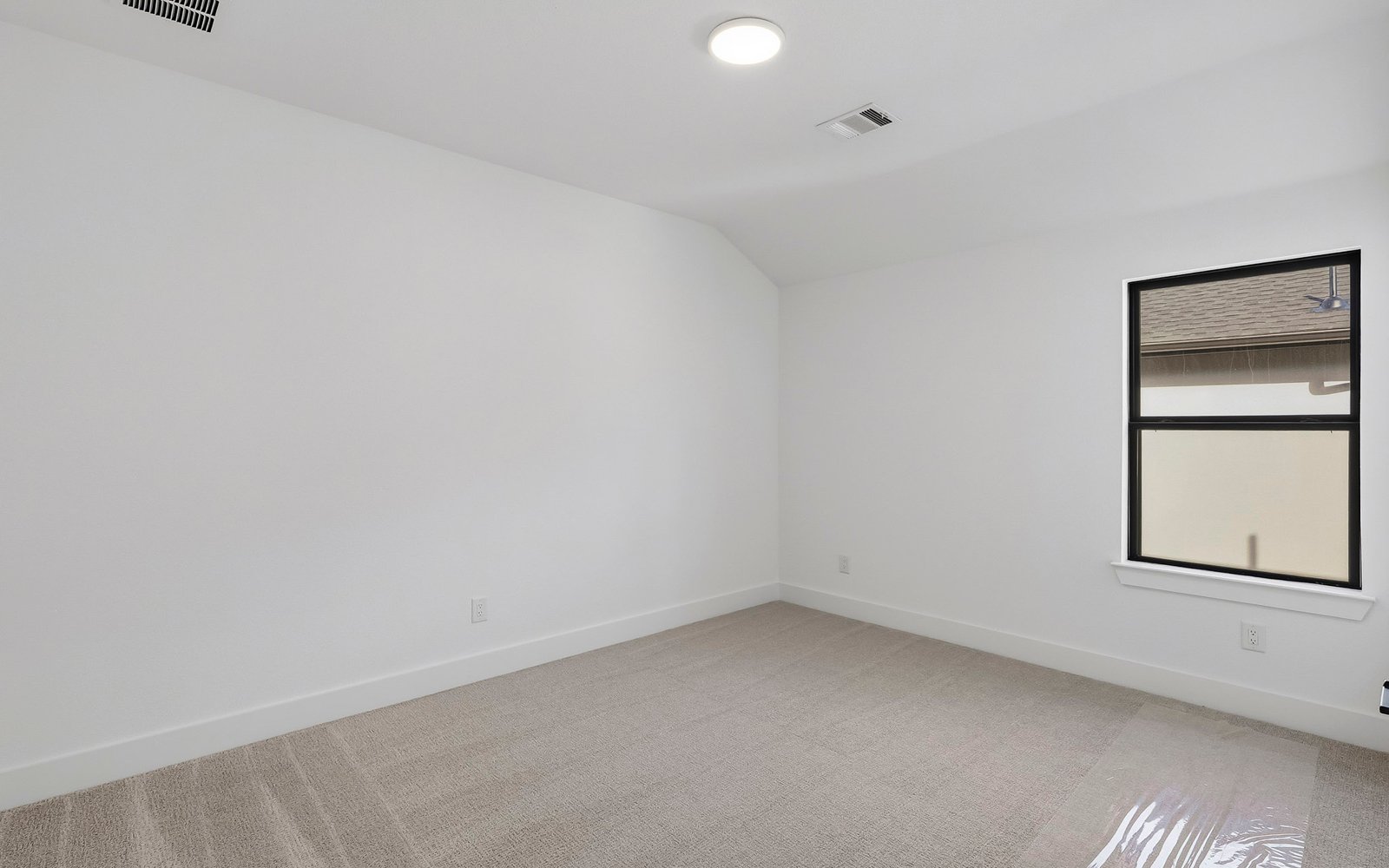 15663 Violet Ln Room
