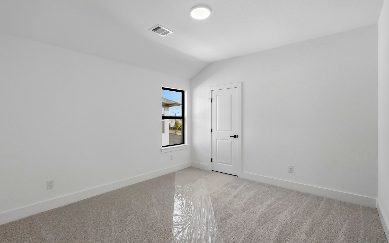 15663 Violet Ln Room