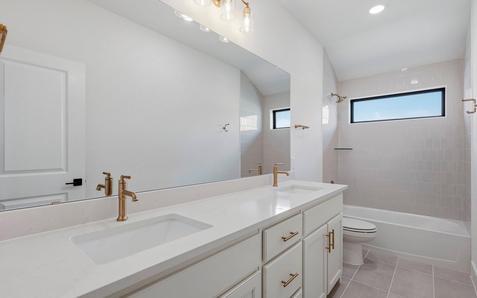 9168 Pavonia Lane Bathroom