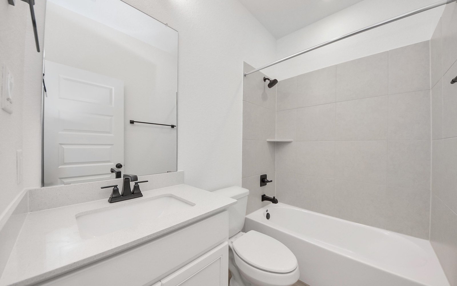 25007 Midnight Willow Bathroom