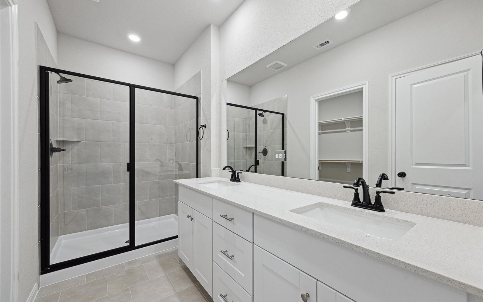 6423 Prospect Oak Bathroom