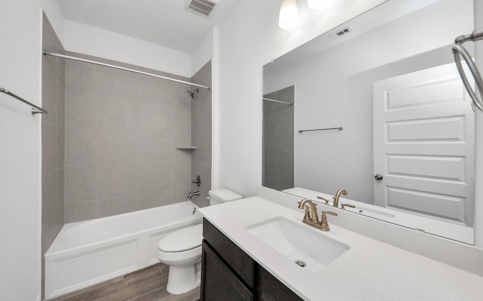 7407 Auburn Wheat Bathroom