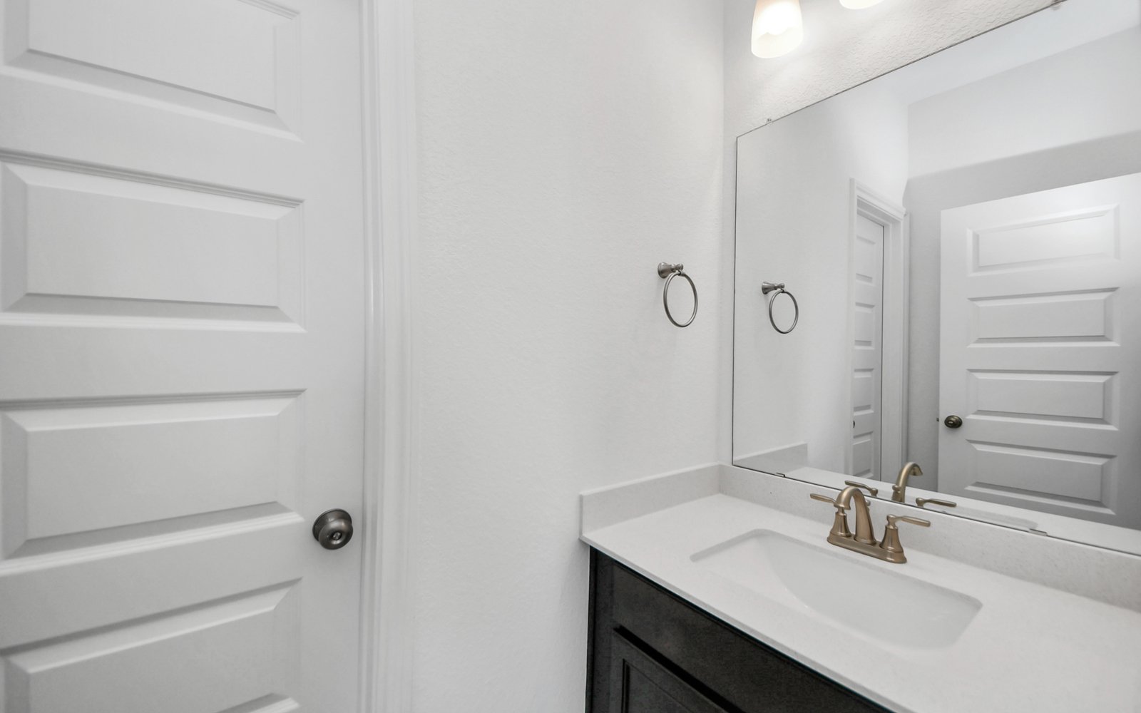 7407 Auburn Wheat Bathroom