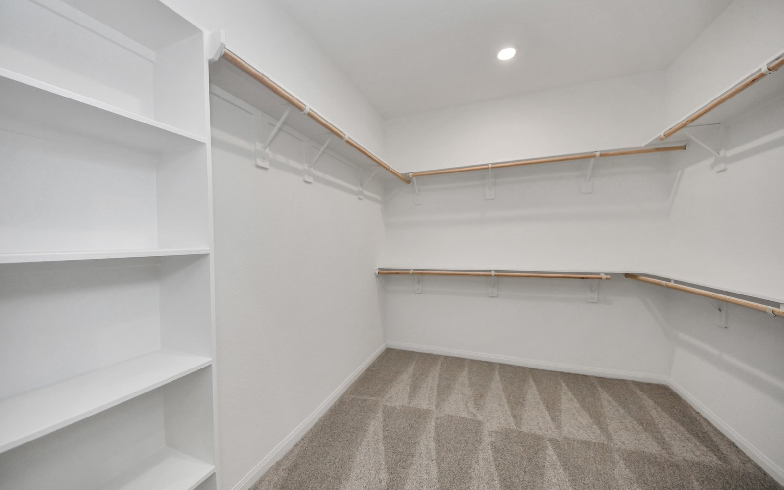 7731CloverGully Closet