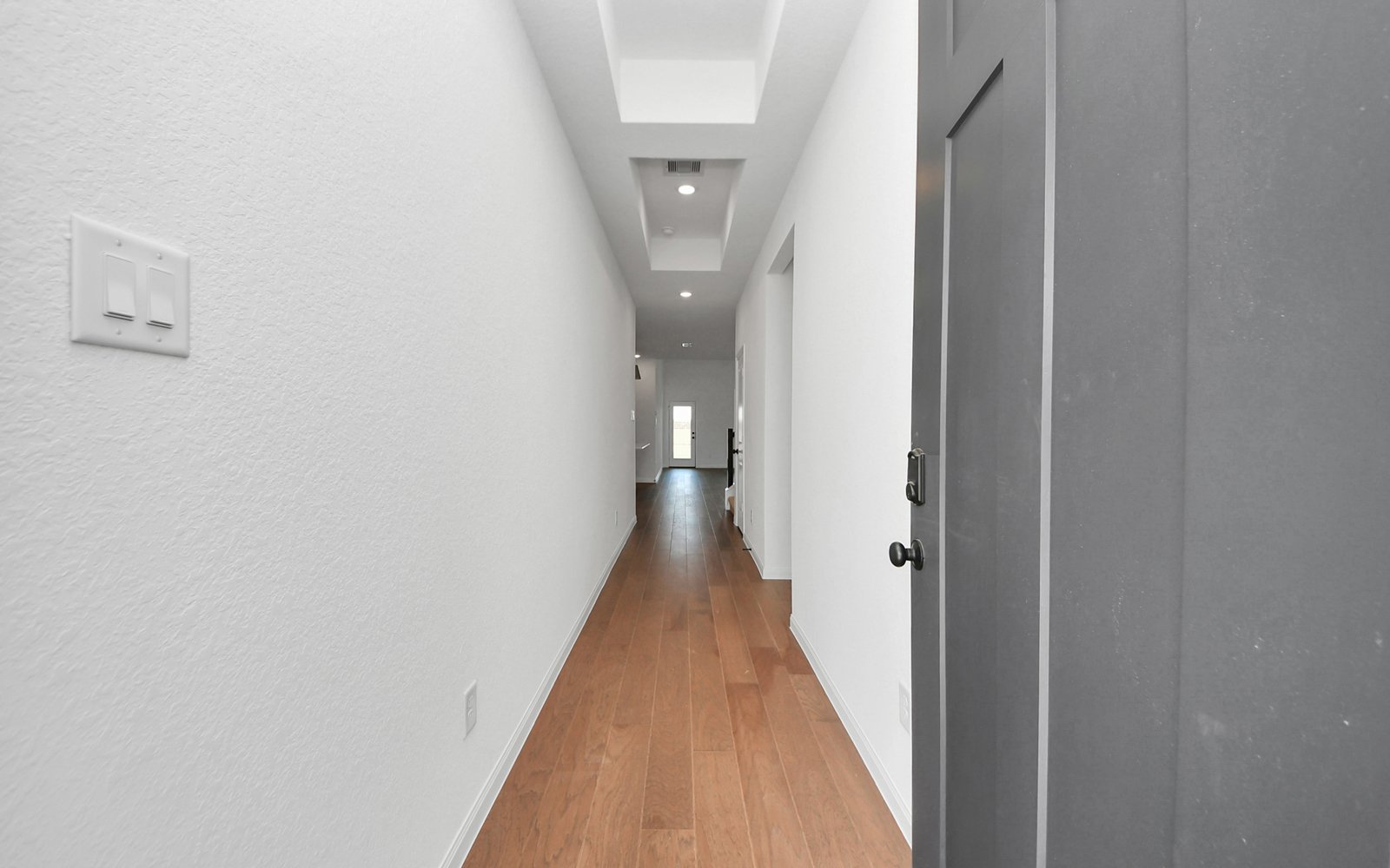 7731CloverGully Hallway