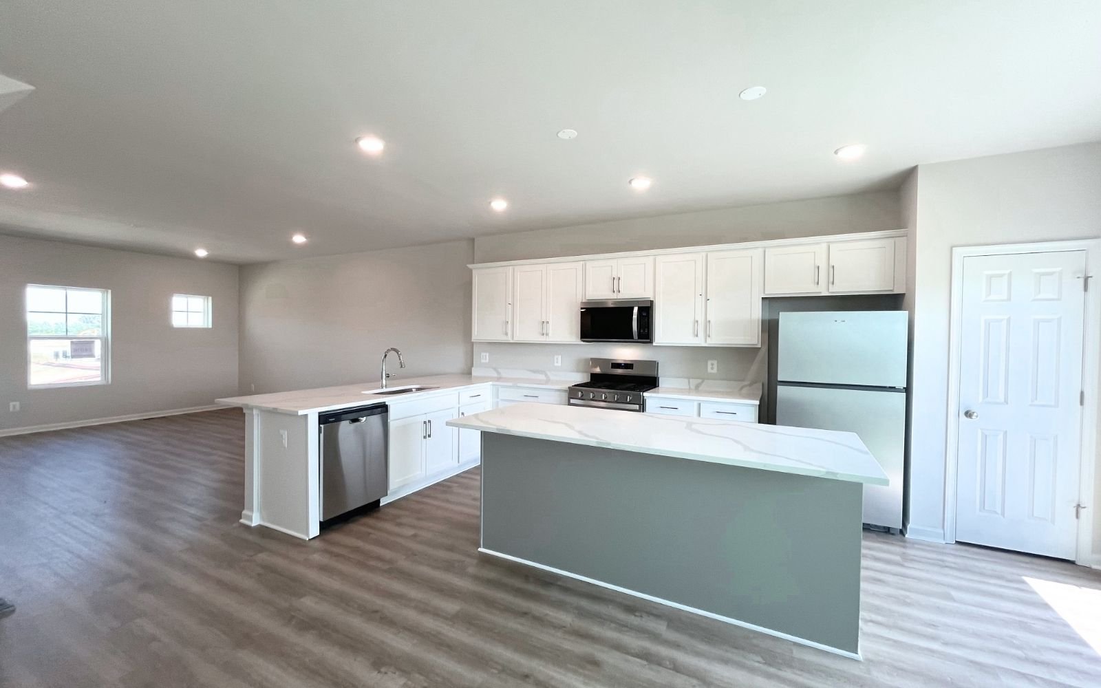 The kitchen and family room of the Skyline on homesite 24016 at Snowden Bridge.