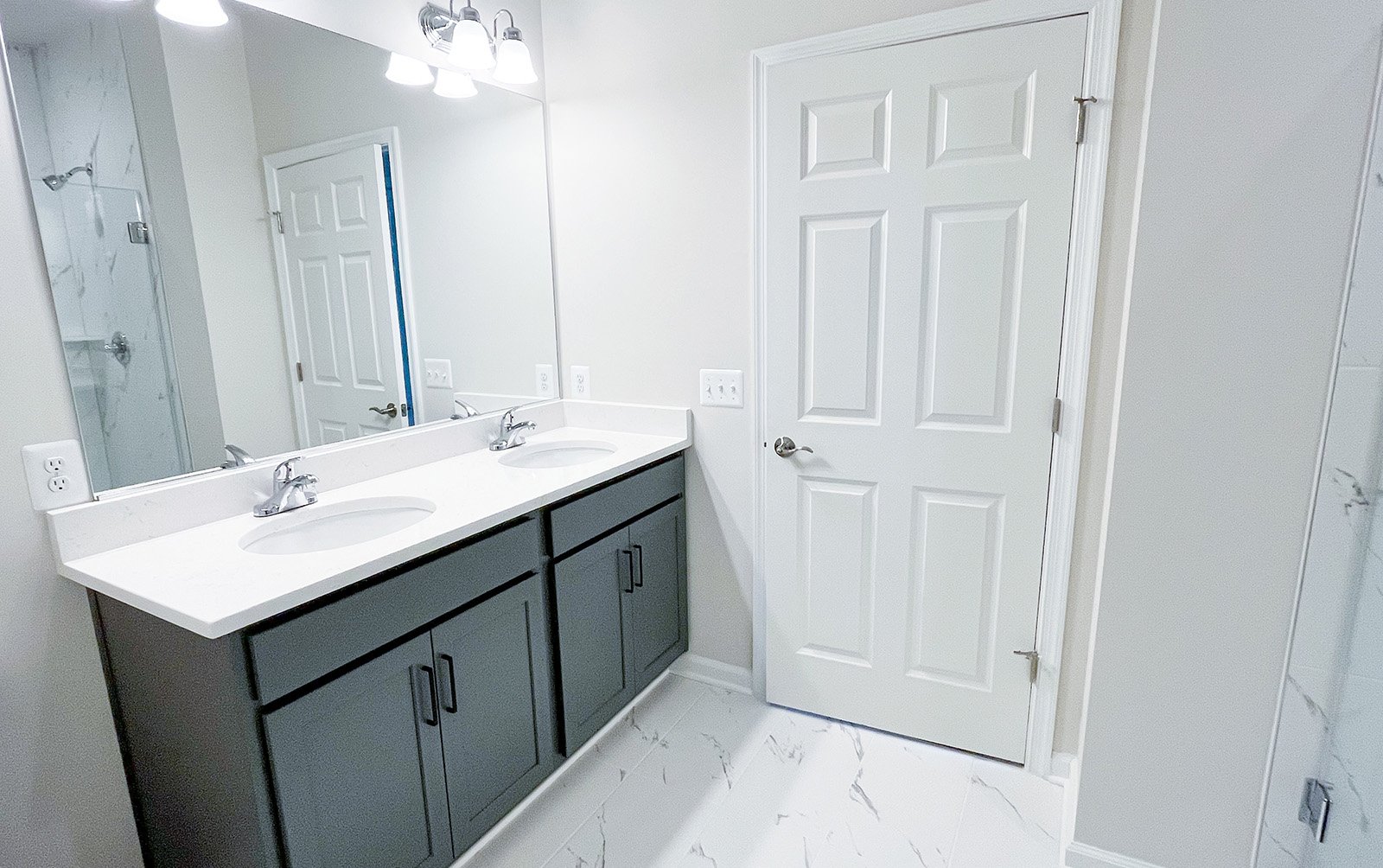 The main level primary bathroom of the Northgate on homesite 1011. 