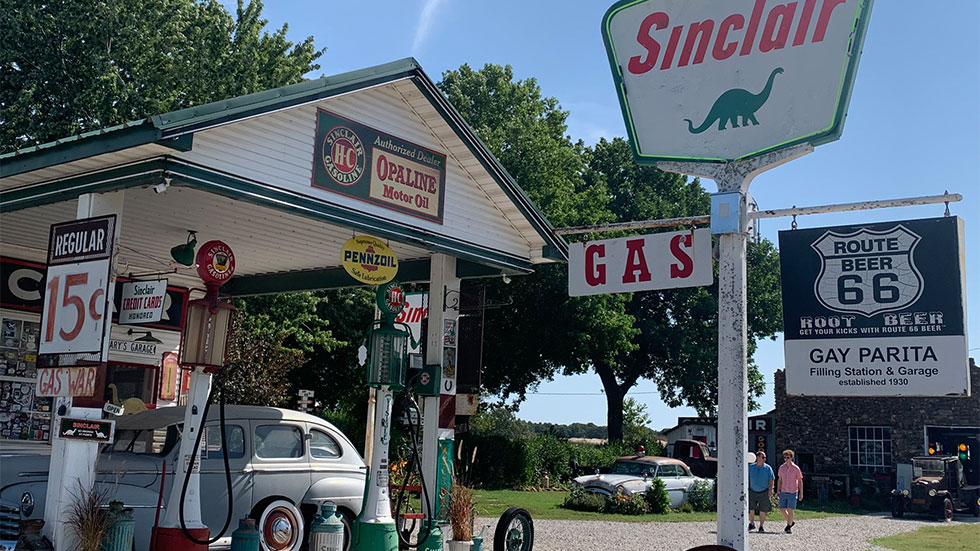 Replica of 1930s Sinclair gas station on RT 66
