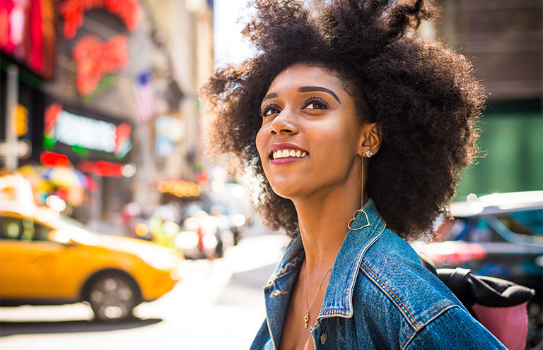 Beautiful afro-american woman walking in New York - Young black female adult tourist in Manhattan, USA