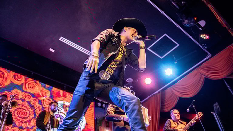 Singer man singing in a music concert. Credit: Frazao Studio Latino
