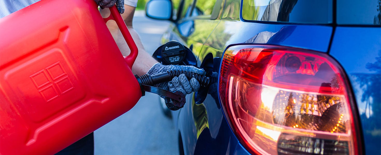 filling gas tank with gas canister