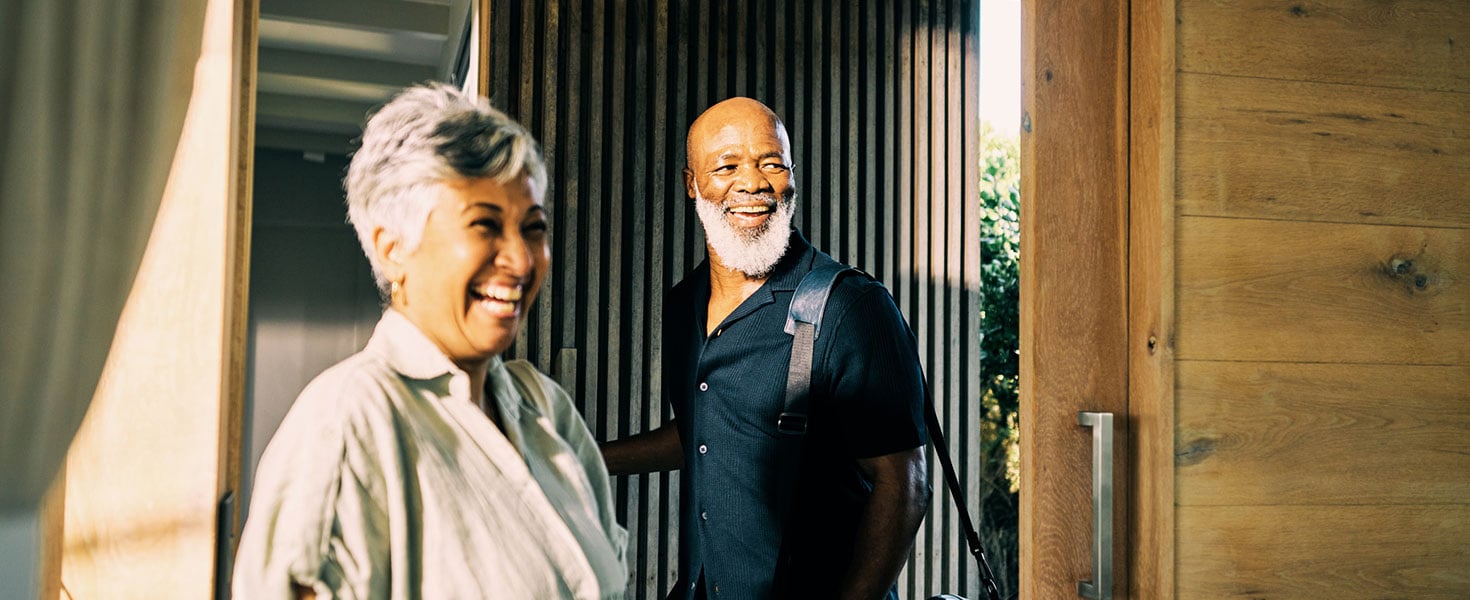Couple Arriving at Rental House; Credit:pixdeluxe
