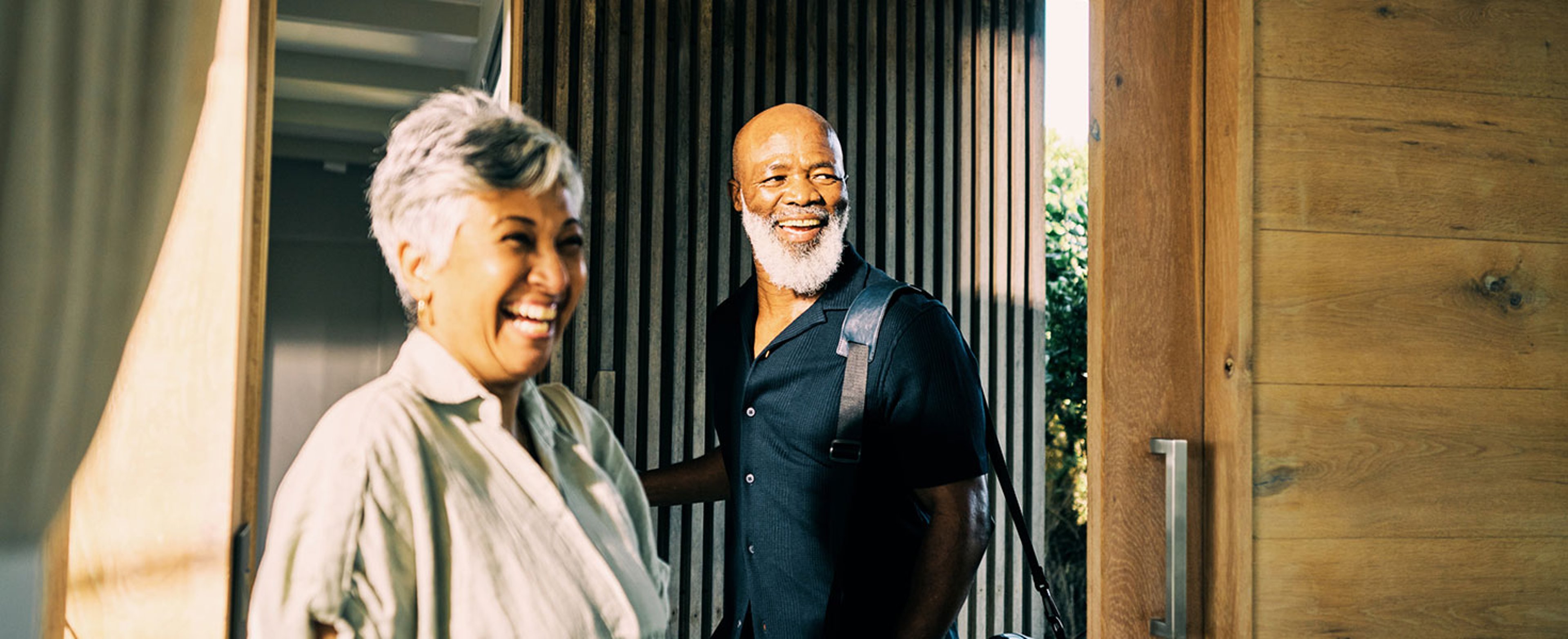 Couple Arriving at Rental House; Credit:pixdeluxe