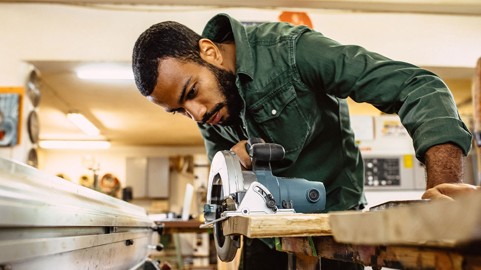 Man using electric saw