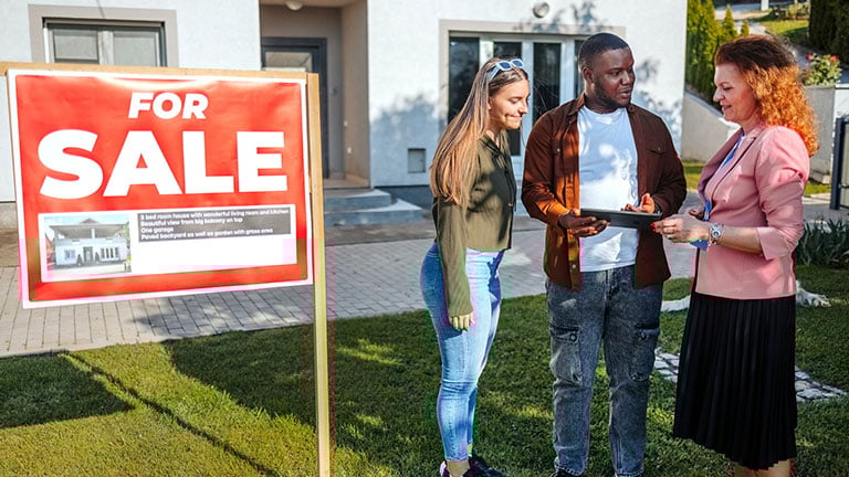 Woman showing house to a couple trying to sell Credit:Dejan Marjanovic