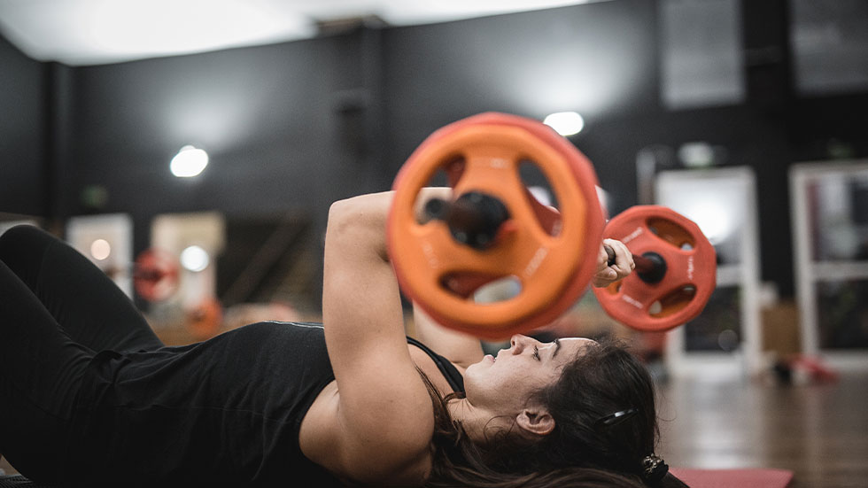 woman lifting weights in gym