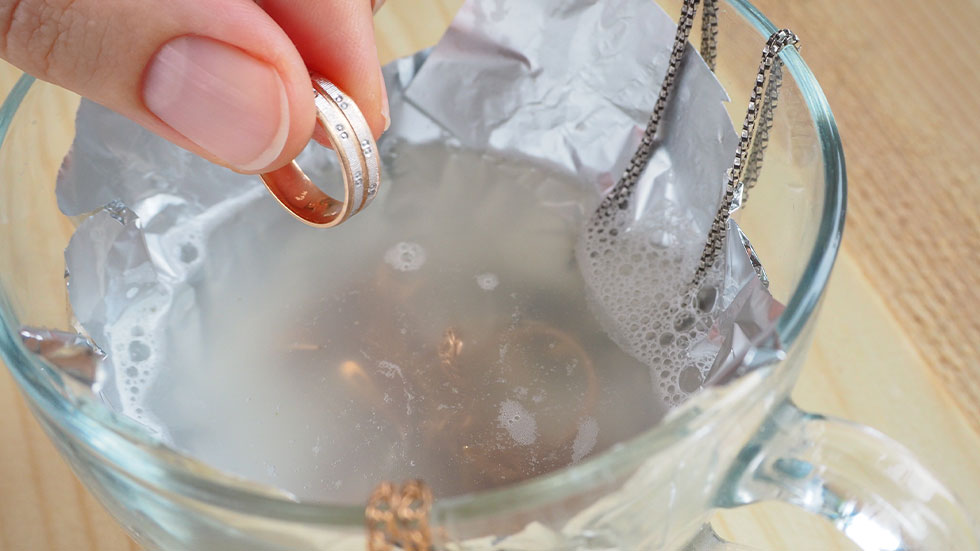 Cleaning jewelry in a solution