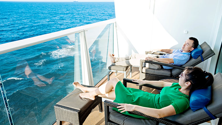 Young couple on a cruise ship; Credit: baona