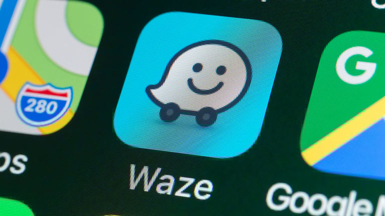 The buttons of the travel app Waze, surrounded by Google Maps, Apple Maps, Citymapper and other apps on the screen of an iPhone. Credit: stockcam