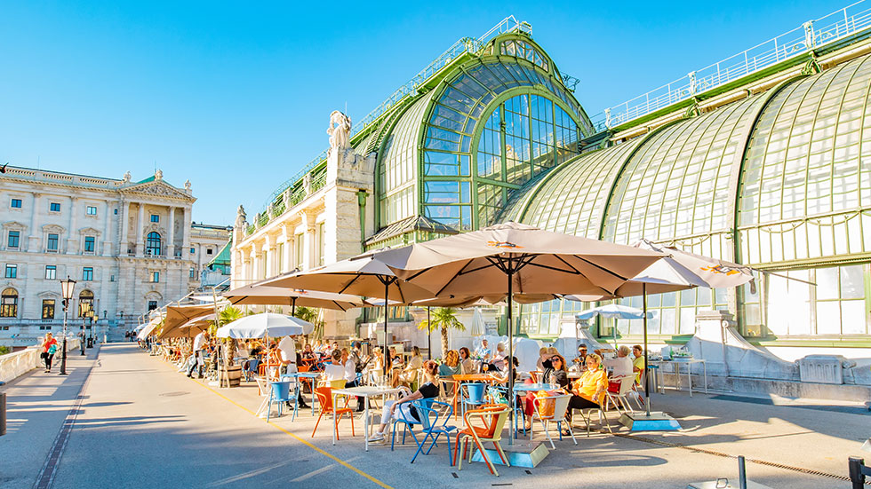 Street cafe in Wien old town Butterfly House. Photo arcady_31/iStock.com