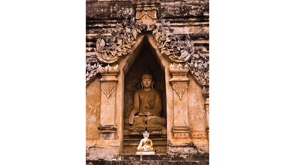 Buddhas adorning Wat Chedi Liam