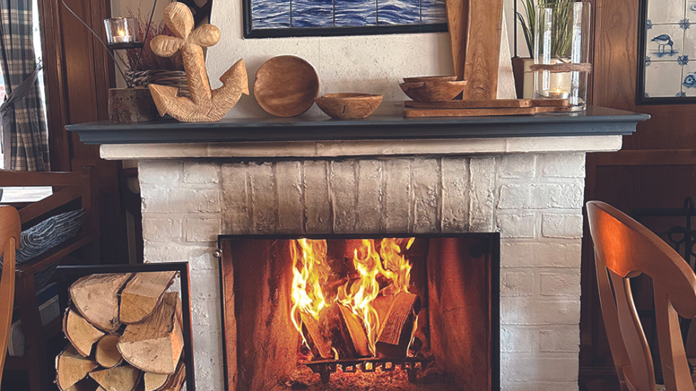 A fire warms the interior of the popular Juist teahouse Lütje Teehuus