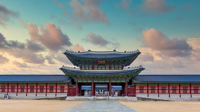 Gyeongbok Palace in Seoul; photo by kalyakan/stock.adobe.com