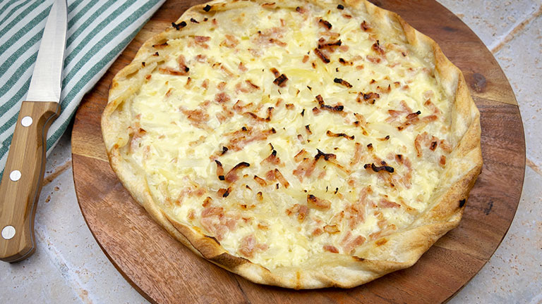 tarte flambée "flammekueche" sur une table; by ALF photo
