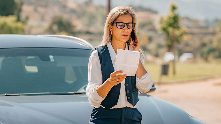 Driver calling car travel assistance, insurance; Credit:PRUDENCIOALVAREZ