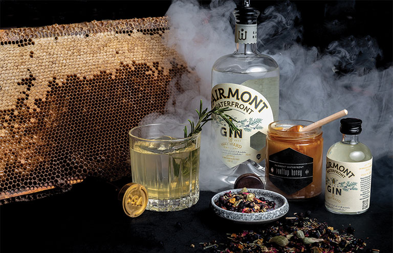 Gin cocktail and it's ingredients