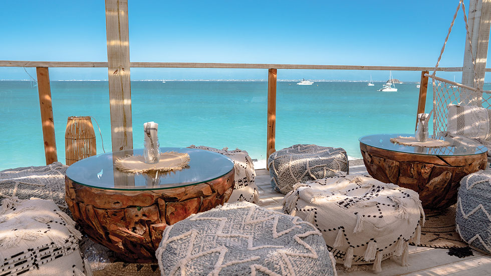 At the café, delightful dishes arrive to the rhythms of the sea. Photo By Clément Louineau