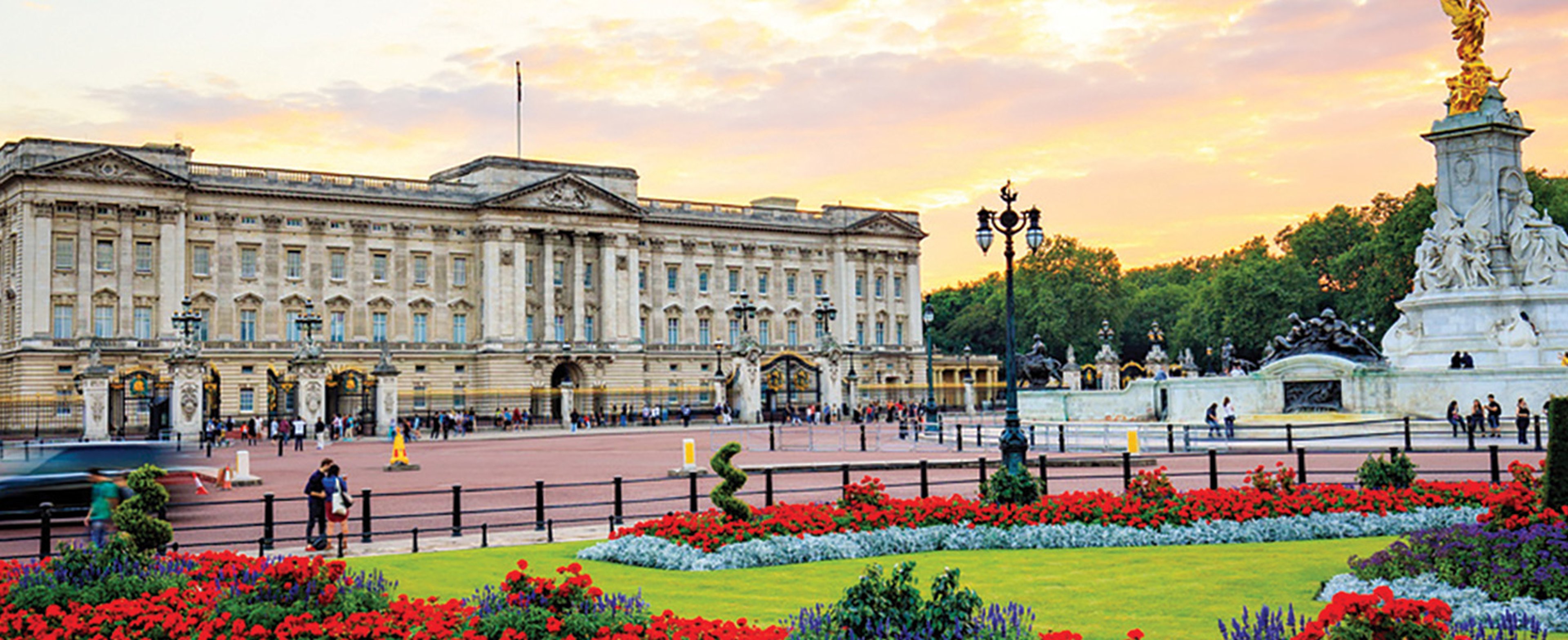 The image shows Buckingham Palace in London, England, which serves as the official royal residence and administrative headquarters of the British monarch
