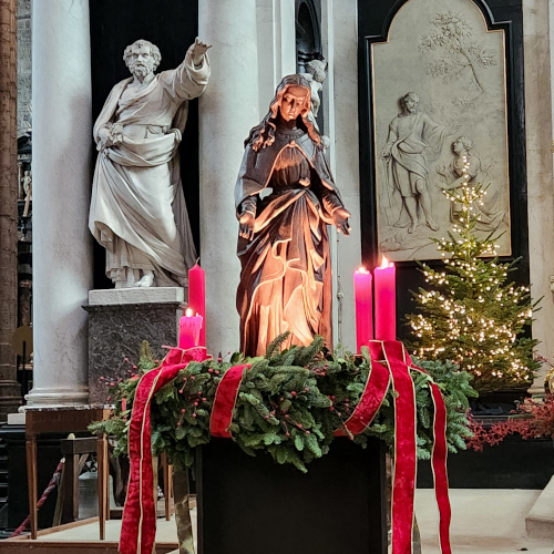Statue in Pilgrim Fathers Church in Rotterdam, Netherlands