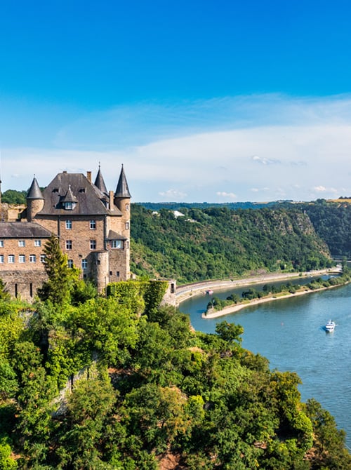Burg Katz castle overlooking the Rhine River near Sankt Goarshausen, Germany.