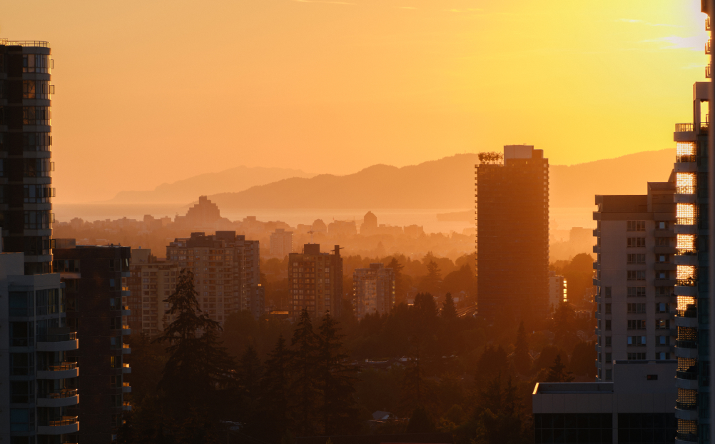 A hazy sunset with mountain view
