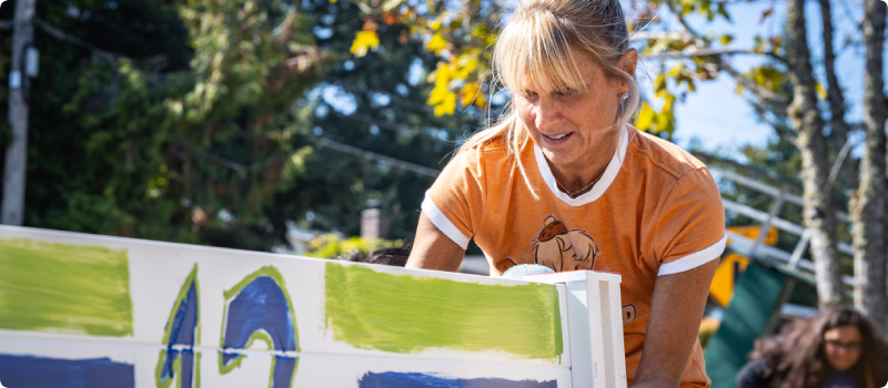 woman volunteering