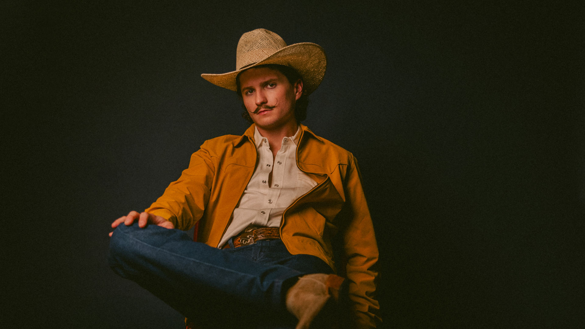 Country man sitting with a hat