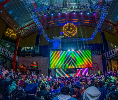 PLDNEWKCLiveNYEStage410*350