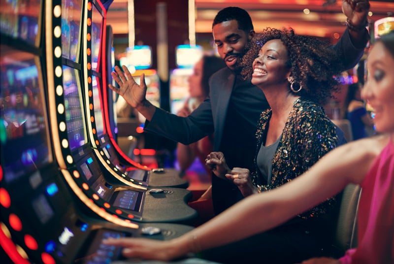 Cặp đôi đang chơi Slot